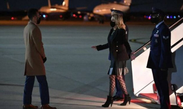 Τζιλ Μπάιντεν: Η πρώτη κυρία των ΗΠΑ φόρεσε...διχτυωτό καλσόν και το Twitter «πήρε φωτιά»