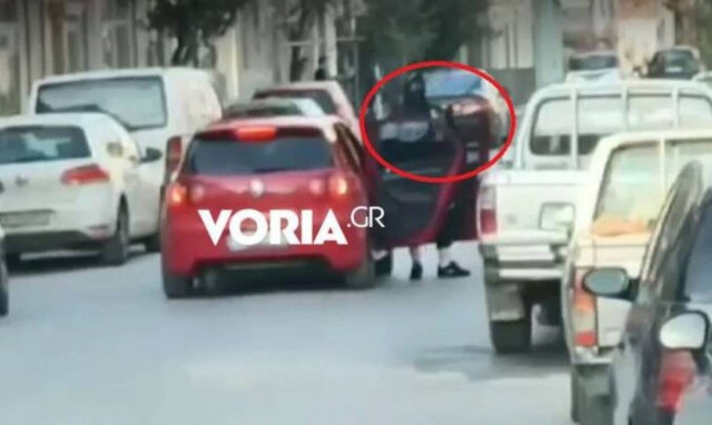 Χαλάστρα: Βίντεο – ντοκουμέντο από τη ληστεία στα ΕΛΤΑ με τον τσιλιαδόρο να κρατά καραμπίνα