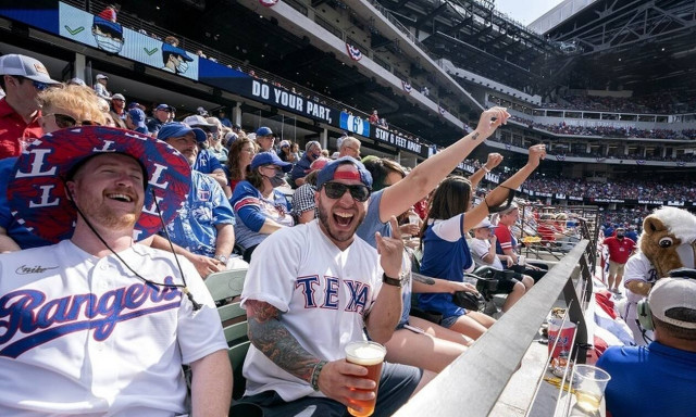 Κορονοϊός: Απίστευτες εικόνες! Κατάμεστο γήπεδο με κόσμο χωρίς μάσκες