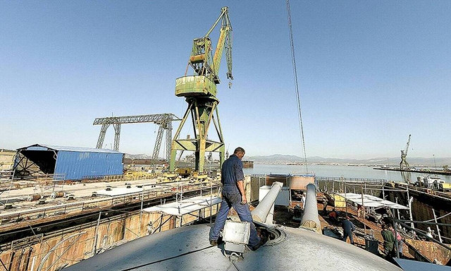 Σε διαχωρισμό της άδειας λειτουργίας των Ναυπηγείων Σκαραμαγκά προχωρά η κυβέρνηση