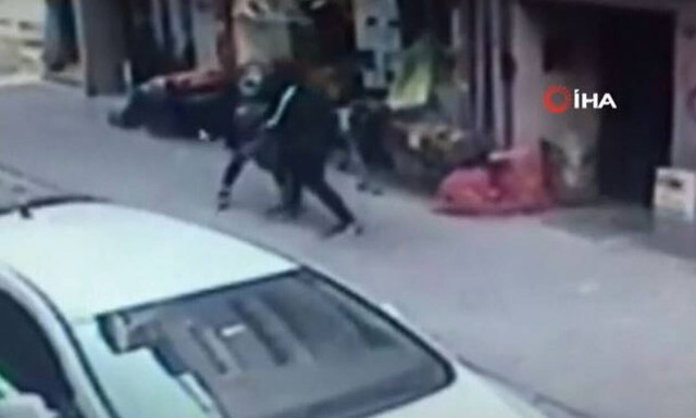 Φρίκη στην Τουρκία: Σύζυγος μαχαίρωσε στη μέση του δρόμου τη γυναίκα του (ΠΡΟΣΟΧΗ ΣΚΛΗΡΕΣ ΕΙΚΟΝΕΣ)