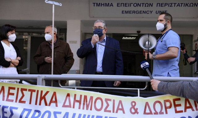 Κουτσούμπας: Δεν χρειάζονται υποκριτικά χειροκροτήματα, αλλά μέτρα για να ανασάνουν τα νοσοκομεία