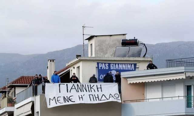 ΠΑΣ Γιάννινα: Απίθανοι Γιαννιώτες στα μπαλκόνια! - «Γιαννίκη μείνε ή πηδάω» (video+photos)