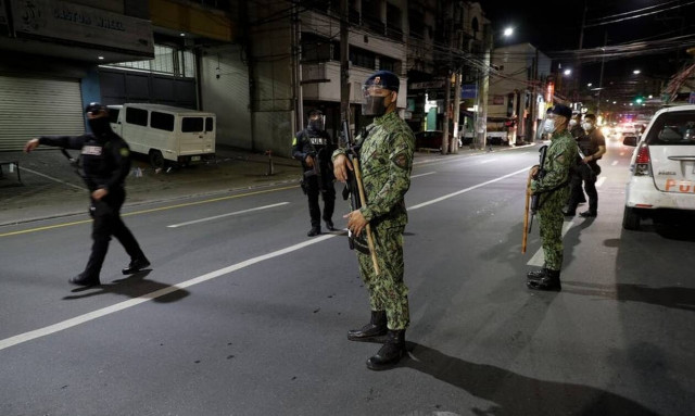 Αδιανόητο: Φιλιππινέζος πέθανε από 300 βαθιά καθίσματα γιατί παραβίασε την απαγόρευση κυκλοφορίας