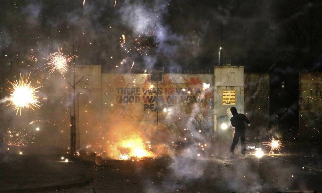 Βόρεια Ιρλανδία: Πεδίο μάχης το Μπέλφαστ από επεισόδια Προτεσταντών και Καθολικών