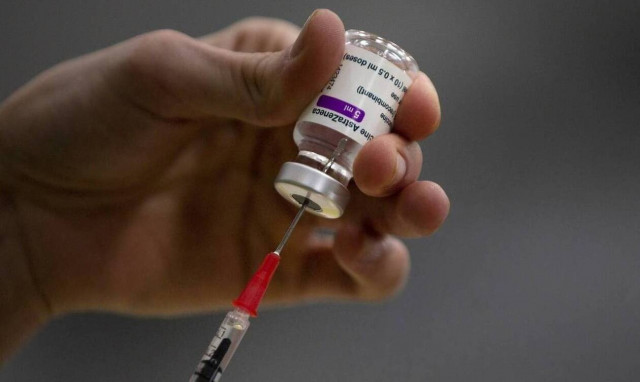 Κορονοϊός Θεμιστοκλέους: «Δεν τίθεται θέμα να σταματήσουν οι εμβολιασμοί»