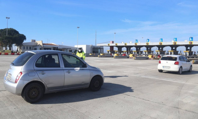 Αυτοκινητο στα διοδια