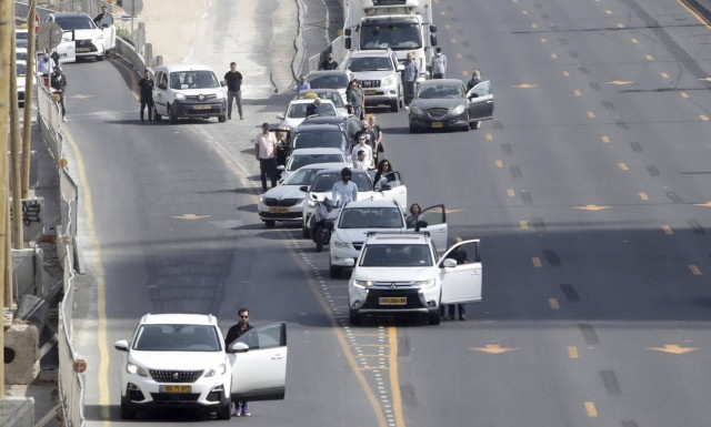 Βίντεο: Ολόκληρο το Ισραήλ «παγώνει» για δύο λεπτά, στη μνήμη των νεκρών του Ολοκαυτώματος