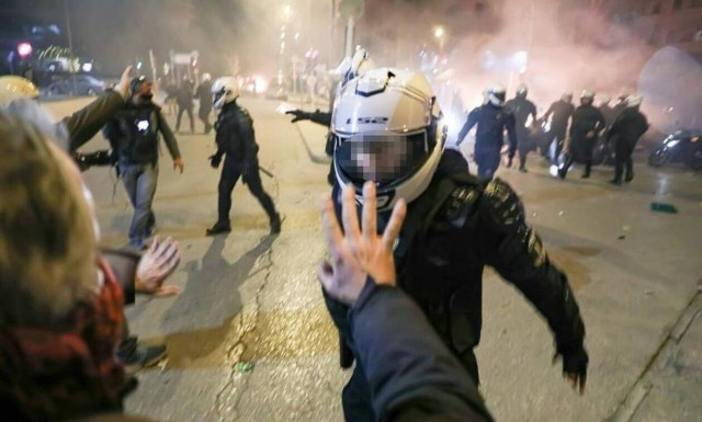 Επεισόδια στη Νέα Σμύρνη: Άγριος ξυλοδαρμός γυναίκας από αστυνομικούς