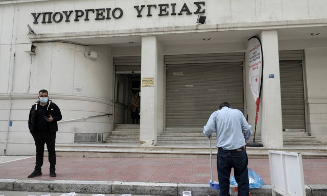 Παρέμβαση Ρουβίκωνα στο υπουργείο Υγείας: Πέταξαν τρικάκια - 20 προσαγωγές