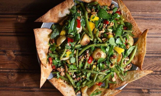 Άκης Πετρετζίκης: Συνταγή για νηστίσιμη ζεστή σαλάτα με φασολάκια