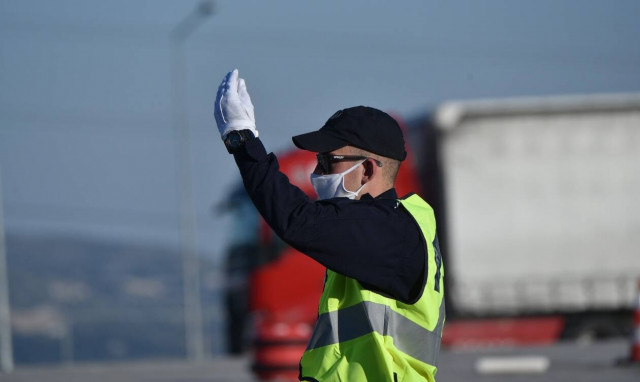 Μετακίνηση εκτός νομού: Πάσχα στο χωριό ή στο μπαλκόνι; Τα τρία σενάρια