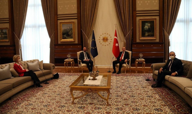 «Sofa gate»: Αυτός είναι ο σεβασμός των Τούρκων στις γυναίκες