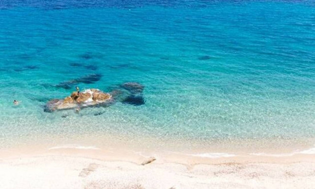 Πώς ένας φελλός που επιπλέει στη θάλασσα έγινε μία υπόσχεση για το ερχόμενο καλοκαίρι