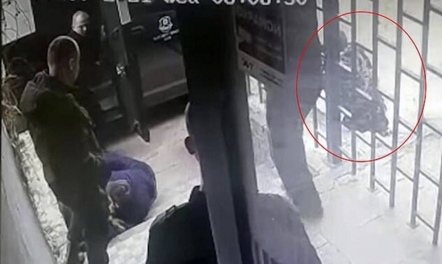 Ρωσία: Τραγικό δυστύχημα σε άσκηση ασφαλείας – Σκοτώθηκε υπάλληλος που έκανε τον ληστή (vid)