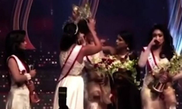 Χαμός σε καλλιστεία: Συνελήφθη η Μις Κόσμος γιατί ξερίζωσε στέμμα από νικήτρια (vid)