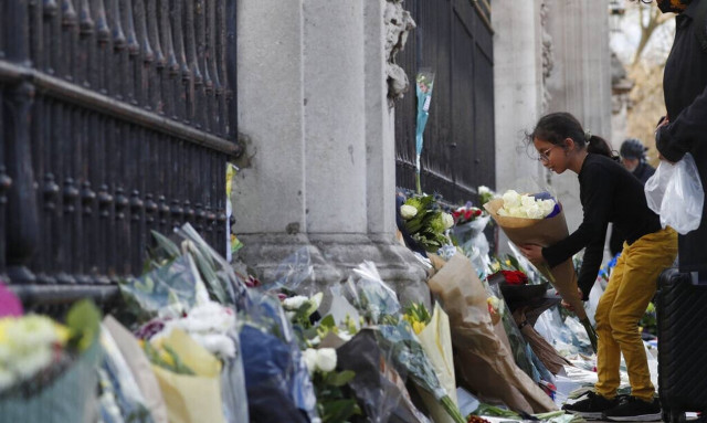 Πρίγκιπας Φίλιππος: Oι Βρετανοί τον αποχαιρετούν με λουλούδια, ζωγραφιές και σημειώματα (pics)