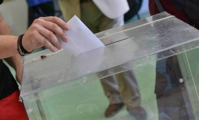 Δημοσκόπηση:  Η «ψαλίδα» μεταξύ ΝΔ και ΣΥΡΙΖΑ - Χαλάρωση των μέτρων ζητά το 61%