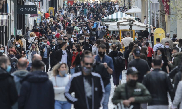 Lockdown: Μετακίνηση… ψώνια - Το αδιαχώρητο στην Ερμού (photos)