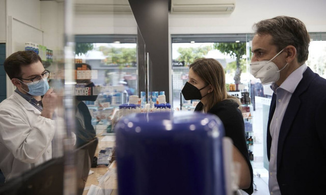 O Μητσοτάκης συνόδευσε την κόρη του, Δάφνη σε φαρμακείο για την προμήθεια self-test