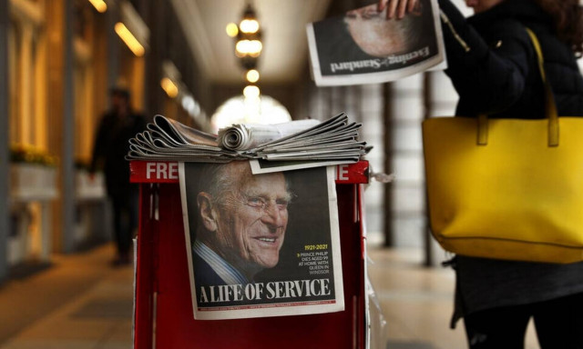 Πένθος στην Βρετανία: Με κανονιοβολισμούς και ενός λεπτού σιγής τιμούν τον Πρίγκιπα Φίλιππο