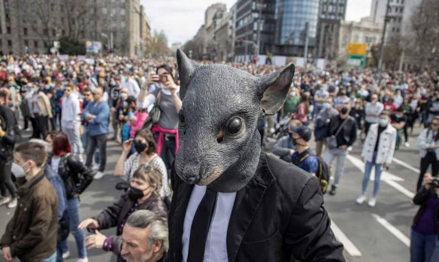 Σερβία: Χιλιάδες άνθρωποι διαδήλωσαν στο Βελιγράδι, απαιτώντας τη λήψη μέτρων από την κυβέρνηση