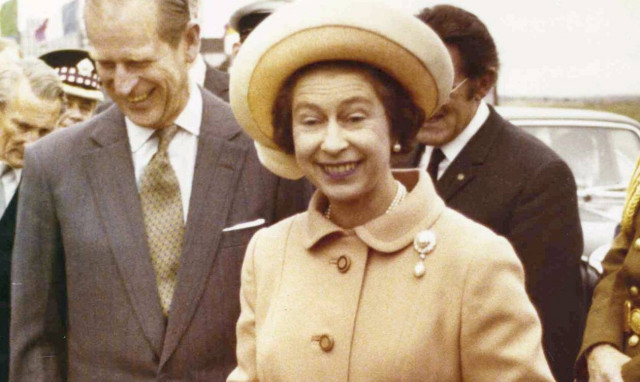 Φίλιππος - Ελισάβετ: Τα πειράγματα,τα αστεία και οι φάρσες που «έδεσαν» έναν βασιλικό γάμο δεκαετιών