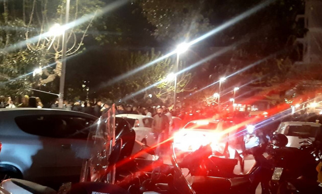 Lockdown: Ποιoς κορονοϊός; Πάρτι με... DJ στην πλατεία Βαρνάβα