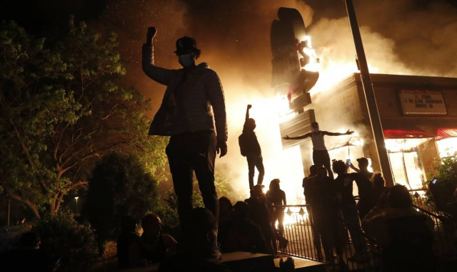 ΗΠΑ: Φόβοι για νέα «έκρηξη» ταραχών μετά τον θάνατο μαύρου από αστυνομικά πυρά στη Μινεάπολη