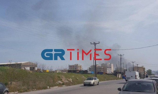 Φωτιά κοντά σε σπίτια στην Θεσσαλονίκη