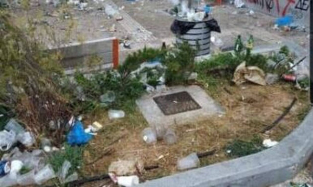 Η επόμενη μέρα μετά το κορονοπάρτι με DJ και φωτοβολίδες στην πλατεία Βαρνάβα