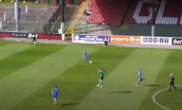 Απίθανο γκολ! Σκόραρε με κεφαλιά από τα 36 μέτρα! (video)