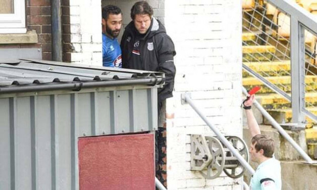 Αποβλήθηκε για... κουτουλιά σε συμπαίκτη! - Είδε την κόκκινη στα αποδυτήρια (video)