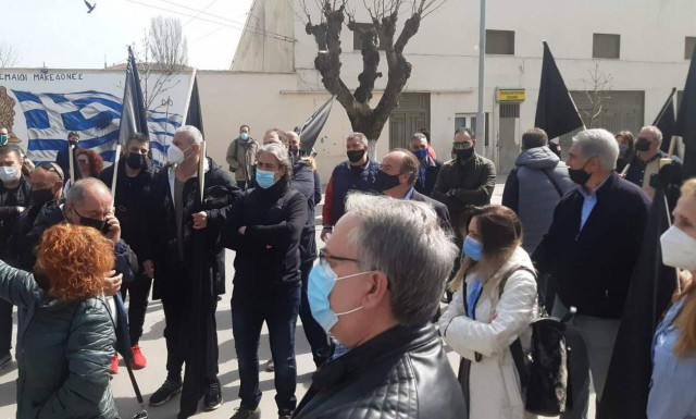 Κοζάνη - Lockdown: Διαμαρτυρία για τα κλειστά καταστήματα – Ένταση μπροστά στο δημαρχείο