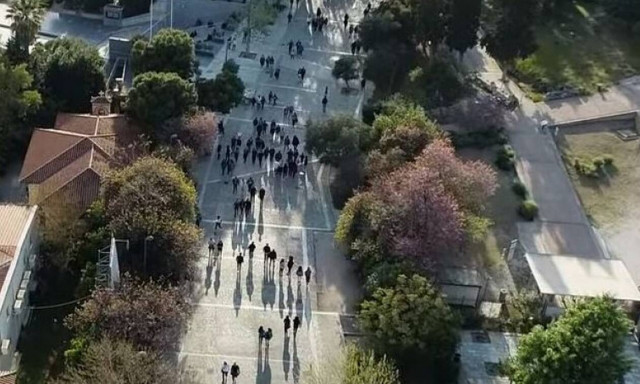 «Βούλιαξε» από κόσμο η Πλάκα: Έλληνες επισκέπτες γύρισαν πίσω τον χρόνο σε εποχές 60s - 70s