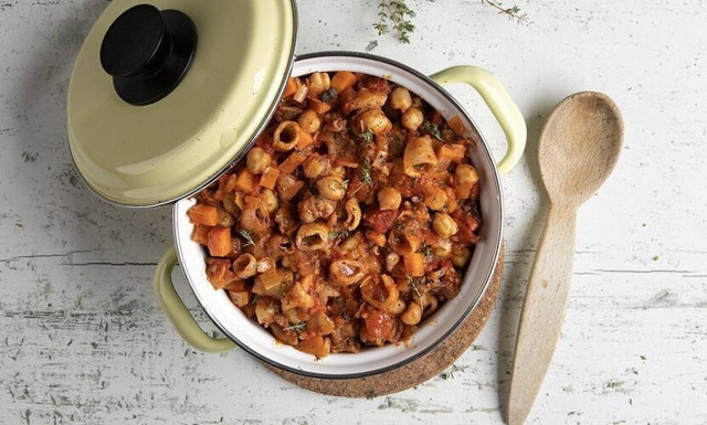 Νηστίσιμη συνταγή: Ρεβίθια με λαχανικά και καλαμαράκια από τον Άκη Πετρετζίκη