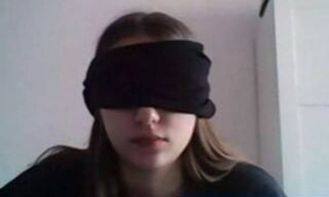 Ιταλία: Καθηγήτρια υποχρέωσε μαθήτρια να κλείσει τα μάτια της με μαντήλι για να μην «κλέψει» σε τεστ