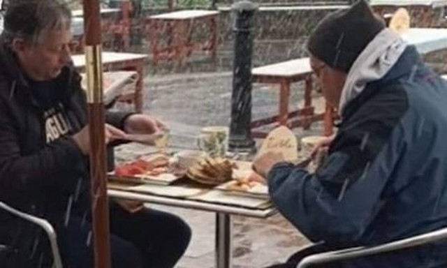 Βρετανία – Χαλάρωση lockdown: Έτρεξαν να φάνε και να πιουν οι Άγγλοι – Το χιόνι δεν τους πτόησε