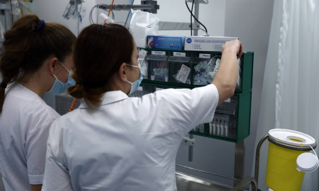 Κρούσματα σήμερα: Έκρηξη με 93 θανάτους σε 24 ώρες και 802 διασωληνωμένους - Στις 4.033 οι μολύνσεις