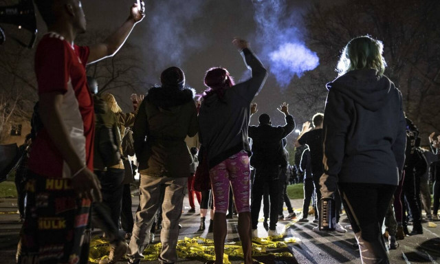 ΗΠΑ: Παραιτήθηκαν ο αρχηγός της αστυνομίας της πόλης και η αστυνομικός που πυροβόλησε τον 20χρονο