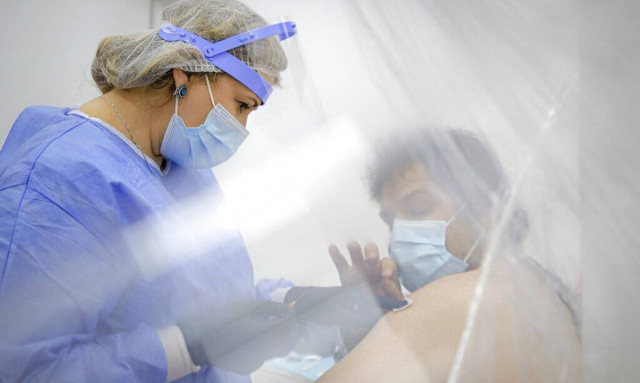 Εμβόλια κορονοϊού: Η ΕΕ έσπασε το φράγμα των 100 εκατ. δόσεων