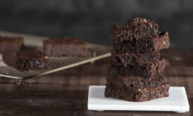 Άκης Πετερτζίκης: Συνταγή για brownies με αβοκάντο χωρίς μίξερ