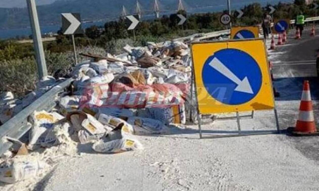 Πάτρα: Ατύχημα με νταλίκα στην Περιμετρική - Γέμισε αλεύρι ο δρόμος (pics)