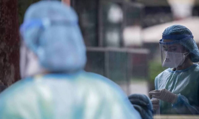 Κρούσματα σήμερα: «Περικυκλωμένη» με 1.383 νέες μολύνσεις η Αττική - Δείτε ποιες περιοχές ακολουθούν