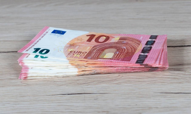 ΟΠΕΚΑ - «Βρέχει» λεφτά: Πληρώνονται επιδόματα και παροχές νωρίτερα - Δικαιούχοι και ποσά