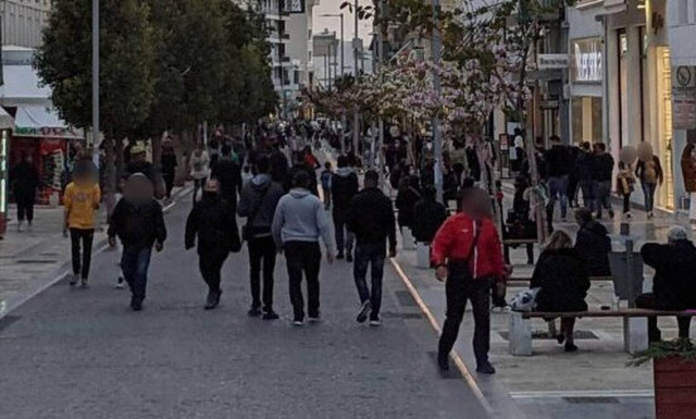 Lockdown: Κοσμοσυρροή στο κέντρο του Ηρακλείου την ώρα που «βράζει» από κρούσματα