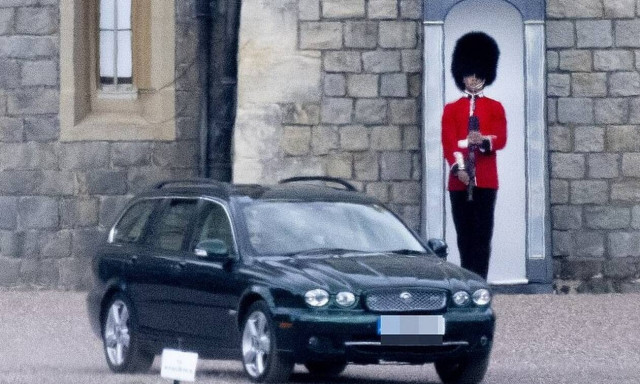 Βασίλισσα Ελισάβετ: Οι πρώτες φωτογραφίες μετά τον θάνατο του Φίλιππου - Έβγαλε βόλτα τα σκυλιά της