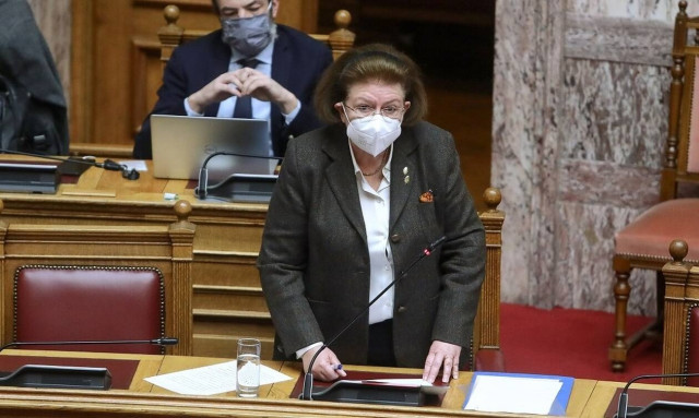 Βουλή - Μενδώνη: Επιγραφή με τα ονόματα των Γλέζου - Σάντα στην Ακρόπολη