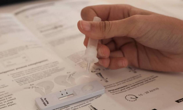 Self Test: Για ποιους είναι υποχρεωτικά από τη Δευτέρα (19.04) - Τι θα κάνετε αν είναι θετικό