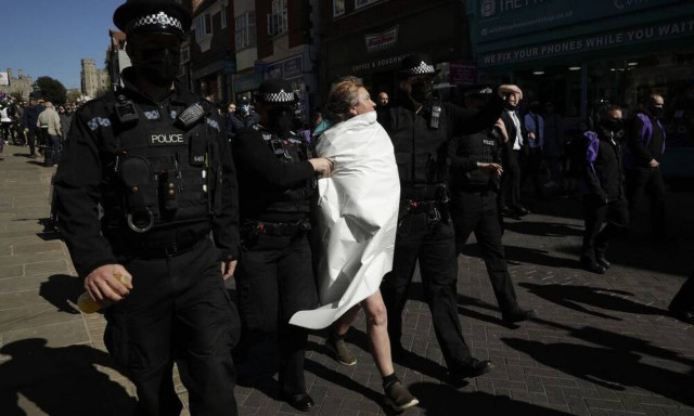 Κηδεία Πρίγκιπα Φίλιππου: Γυμνόστηθη αναστάτωσε το Ουίνδσορ (vid)